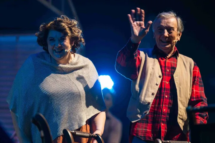 „Braškiai ir Braškienės“ premjera Vilniuje: juokas, meilė ir šeimos intrigos sužavėjo žiūrovus