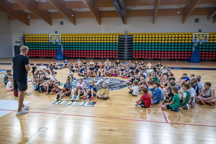 Palangoje atidaryta krepšinio stovykla, subūrusi daugiau nei 100 jaunųjų sportininkų – nuotrauka 1