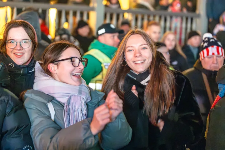 Įžiebta Palangos eglė suspindo daugybe čiurlioniškų saulių (FOTO GALERIJA) – nuotrauka 8