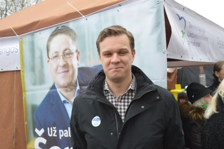 Europarlamentaras Gabrielius Landsbergis vaišinosi stintomis kurorto konservatorių palapinėje