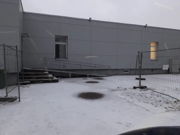 „Palangos tiltas" išsprendė bėdą: po straipsnio „Iki“ parduotuvės rekonstrukcijos rangovas UAB „SRS Servisas“ suskubo įrengti pagrindinį įėjimą į „Camelia“ vaistinę – nuotrauka 1
