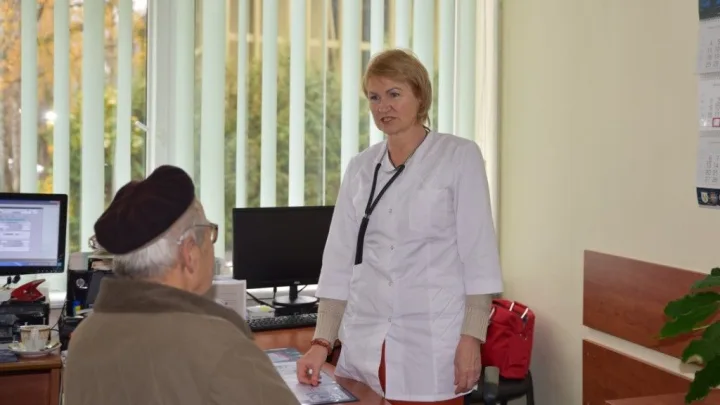 Poliklinikoje šeimos gydytoja dirbanti Sigita Didjurgienė sako pastaruoju metu pacientams padedanti ne vien tik kaip gydytoja, o ir psichologė ar socialinė darbuotoja. Dianos Kaluginos nuotr.