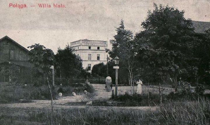 Antrame nuotraukos plane šviečia „Baltoji vila“, vadinta ir „Komoda“, ir „Jūrapiliu“.