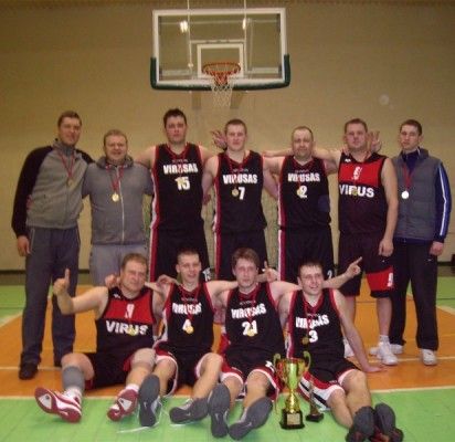,Viruso“ komanda: E. Žilys, N. Stonkus, M. Lieškūnas, R. Turskis, A. Bružas, Ž. Jurgilevičius, V. Ruzgaila, M. Vaitkus, A. Adrijauskas. / Palangos SC nuotr.