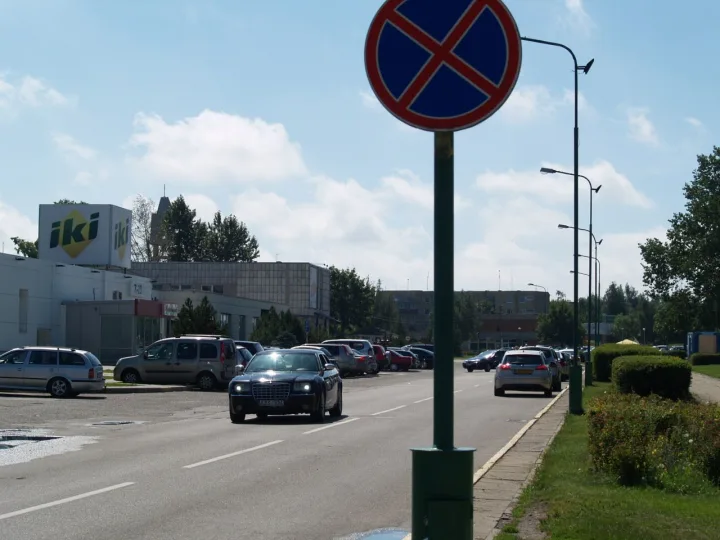 Centre automobiliai netelpa, apleistose aikštelėse – tuščia – nuotrauka 1