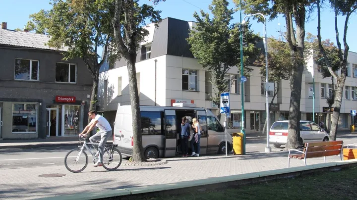 Jau nuo šiandien tose vietose, kur anksčiau stovėjo autobusų stotelės, bus pradėti montuoti nauji transporto laukimo paviljonai.