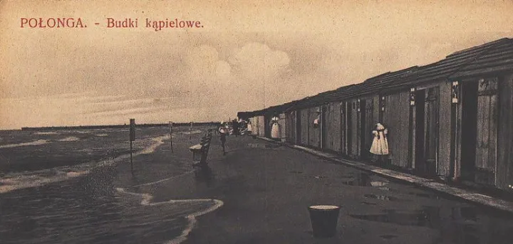 Maudymosi kabinos Palangoje. Fotografavo Paulina Mongirdaitė. Iš  „Lietuva senose fotografijose“.