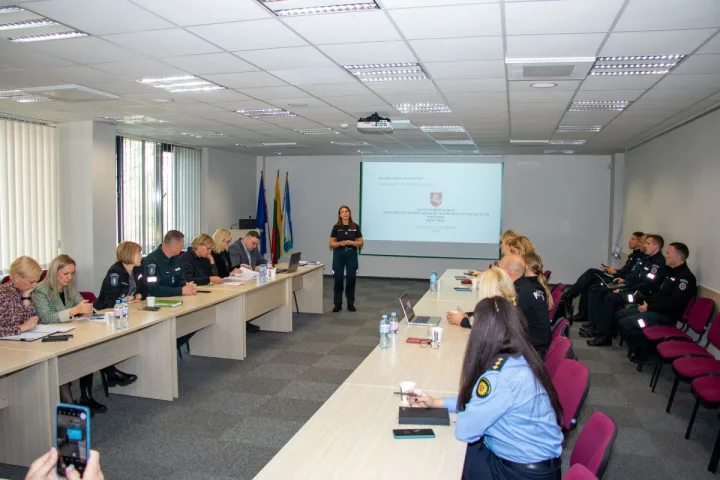 Klaipėdos apskrities policijoje aptarti aktualūs apsaugos nuo smurto artimoje aplinkoje klausimai