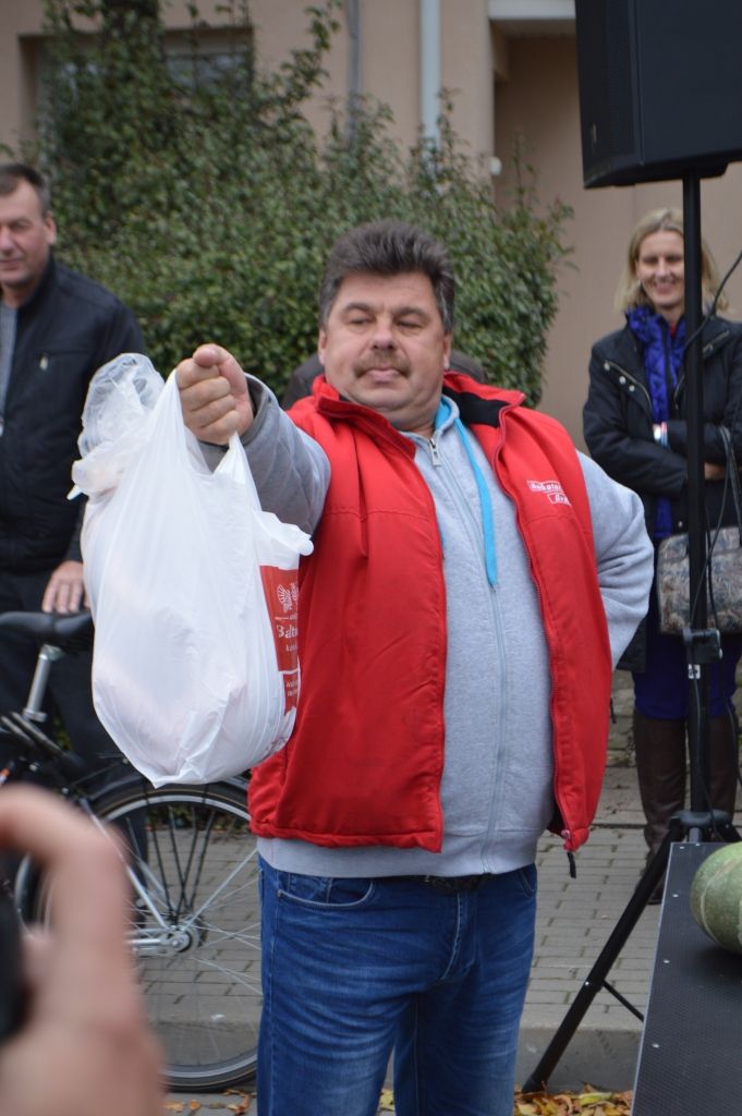 Turgaus šventėje bėgo su bulvių maišu, laikė kalakutą ir mėtė kiaušinius – nuotrauka 18