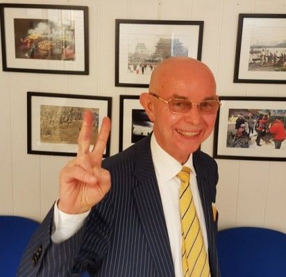 Nuoširdžiai tikėjimo galia ir žmonėmis pasikliovęs gydytojas Antanas Vinkus švenčia pergalę.