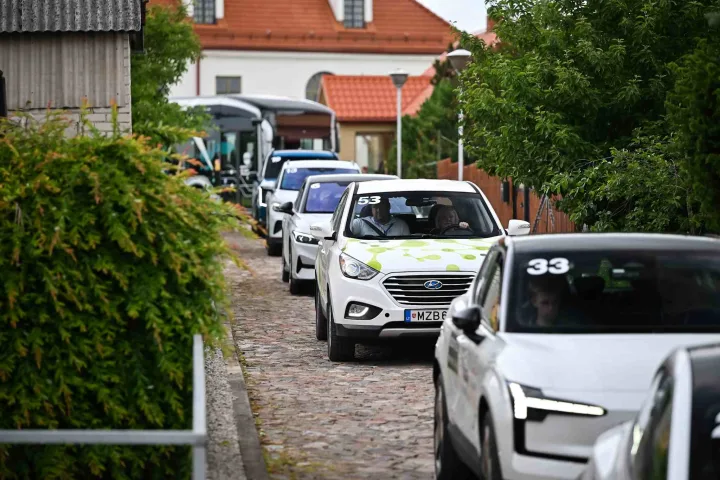 Elektromobilių varžybos „Ignitis ON: pažink Lietuvą!“ finišavo Palangoje – pergales šventė „Porsche“, „Mercedes“ ir „BMW“ ekipažai – nuotrauka 1