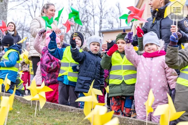 Palanga švenčia Kovo 11-ąją: pilietinėje akcijoje „Laisvės pieva“ pastatyta 1020 malūnėlių prie Kurhauzo (FOTO GALERIJA) – nuotrauka 5