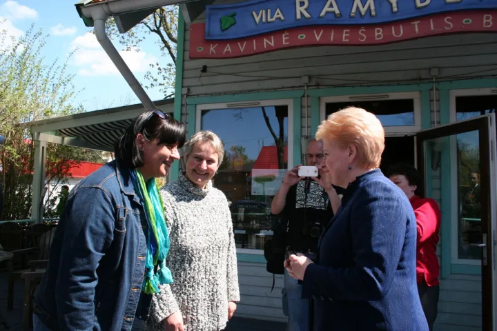 D. Grybauskaitė pabendravo su kultūros centro „Ramybė“ įkūrėja G. Samokiene bei jo direktore S. Stankevičiene, su kuriomis jaunystėje kartu žaidė krepšinį. / D. Zibolienės nuotr.
