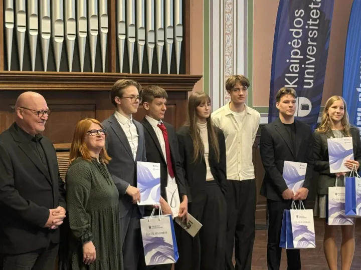 Gimnazistai Robertas Brasaitė ir Domantas Vaitkus meninio skaitymo ir dainuojamosios poezijos konkurse apdovanoti specialiaisiais prizais