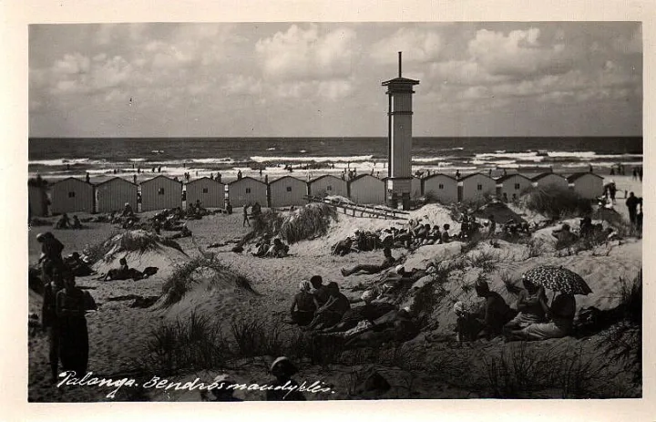 Palanga. Bendros maudyklės. 1930 m. M. Barkausko nuotrauka. Iš „Lietuva senose fotografijose“.