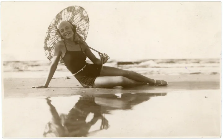 Olga Malėjinaitė prie jūros. Apie 1930. LTMKM archyvo nuotr.