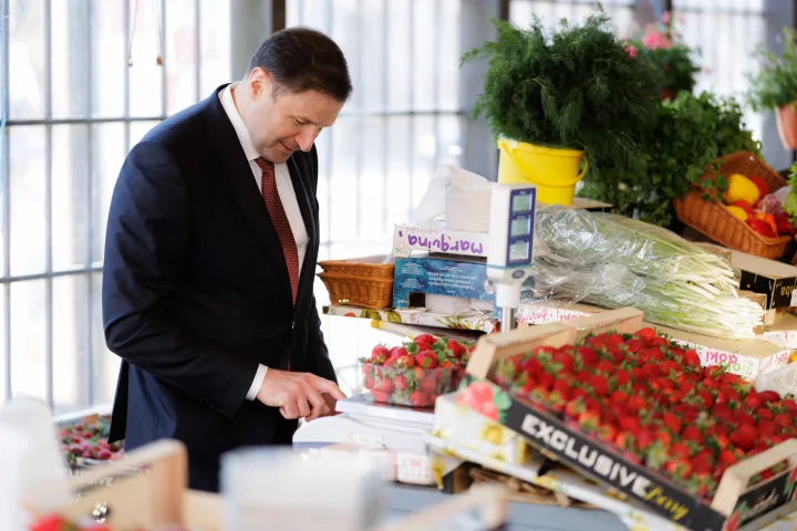 Paulius Grigas braškių pardavėjo vaidmeny