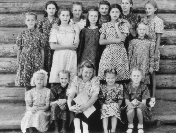 Prie barako Goriačije Kliuči sienos 1950 metais. Stovi (iš kairės) Vanda Daukšaitė, Birutė Butkutė, Bronislava ir Adelė Neverauskaitės, Milda Daukšaitė, Elvyra Šlimaitė, Bronė Jašinskaitė, Aldona Šlimaitė, Valė Jucytė, Onutė Neverauskaitė. Sėdi Janina Šli