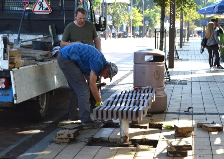Palangoje – nauji suolai ir krėslai Basanavičiaus gatvėje (FOTO GALERIJA) – nuotrauka 3