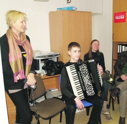 A.Benetis kartu su mokytoja N.Daukšiene (stovi kairėje) rengiasi net trims konkursams.