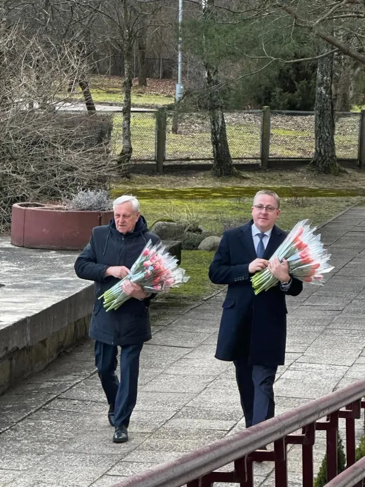 Palangoje Kovo 8-ąją moterys sulaukė tulpių ir sveikinimų iš mero ir vicemero rankų