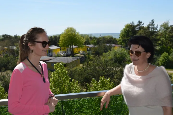 Produkto vadybininkė Ermina Šablauskytė ir UAB „Grimo akademija“ direktorė Eglė Pališkienė mielai naudojasi „Amber Palace“ paslaugomis.