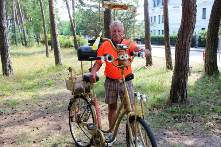 Dviratyje palangiškis Algimantas sukonstravo du vairus, kuriu vienas skirtas važiuojant ilgą atstumą, kitas, įtaisytas virš pirmojo, reikalingas poilsiui. Mindaugo Milinio nuotr.