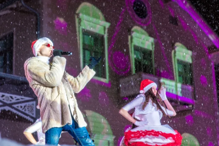 Palangoje pasklido kalėdinė nuotaika – kurortas įžiebė įspūdingą žaliaskarę (FOTO GALERIJA) – nuotrauka 6