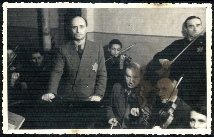 Kauno geto orkestro nariai Michelis Hofmekleris, Borisas Stupelis, Šmaja Stupelis (žuvo Dachau). Už jų - trylikametis smuikininkas Yankale. Yad Vašem archyvo nuotrauka