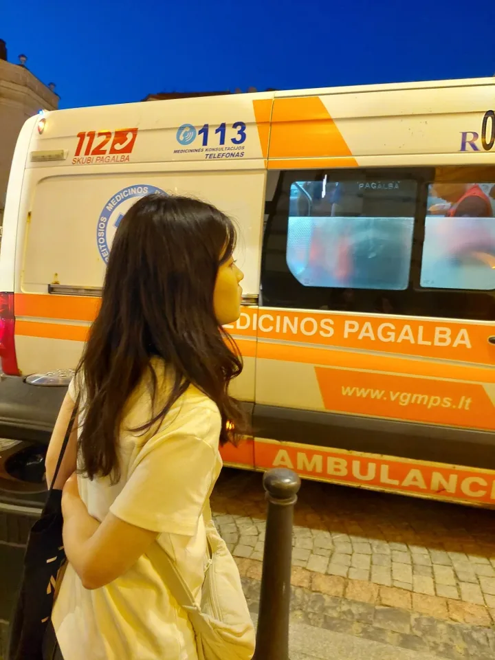 Pavežėjo automobilis, kuriame sėdėjo europarlamentarė Rasa Juknevičienė, partrenkė merginas ir pasišalino iš įvykio vietos, R. Juknevičienė net neišlipo (NUOTRAUKOS) – nuotrauka 2
