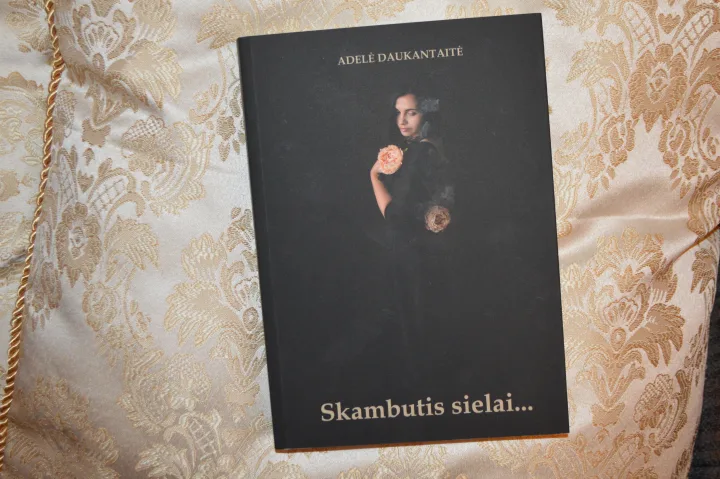 Knygos viršelį padėjo sukurti autorės dukra, atkreipusi dėmesį, jog knyga – apie moterį.