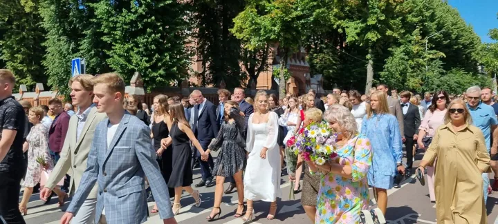 Įteikti brandos atestatai 114 Palangos senosios gimnazijos abiturientų (FOTO GALERIJA) – nuotrauka 1
