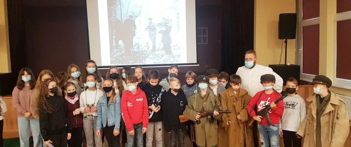„Baltijos“ pagrindinės mokyklos penktokai dalyvavo edukacijoje „Miško brolių takais“
