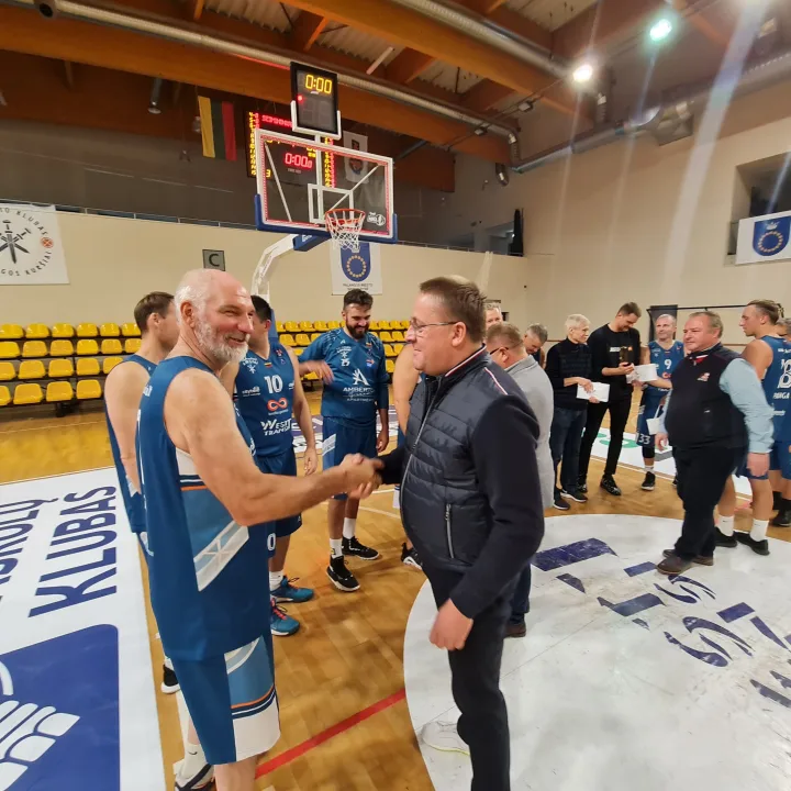 Palangos miesto savivaldybės krepšinio rinktinė Seimo krepšininkus patiesė ant menčių nesunkiai – 84-66 (FOTO GALERIJA) – nuotrauka 3