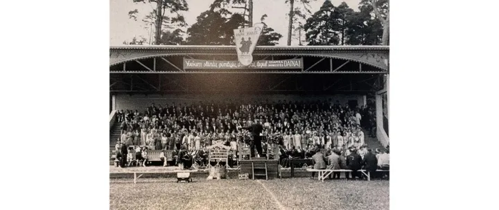 Dainų šventė Kretingos stadione 1961 m. Kretingos muziejaus nuotr.