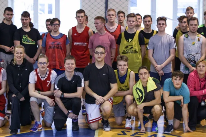 Gimnazistai Sausio 13-ąją paminėjo žaisdami krepšinį