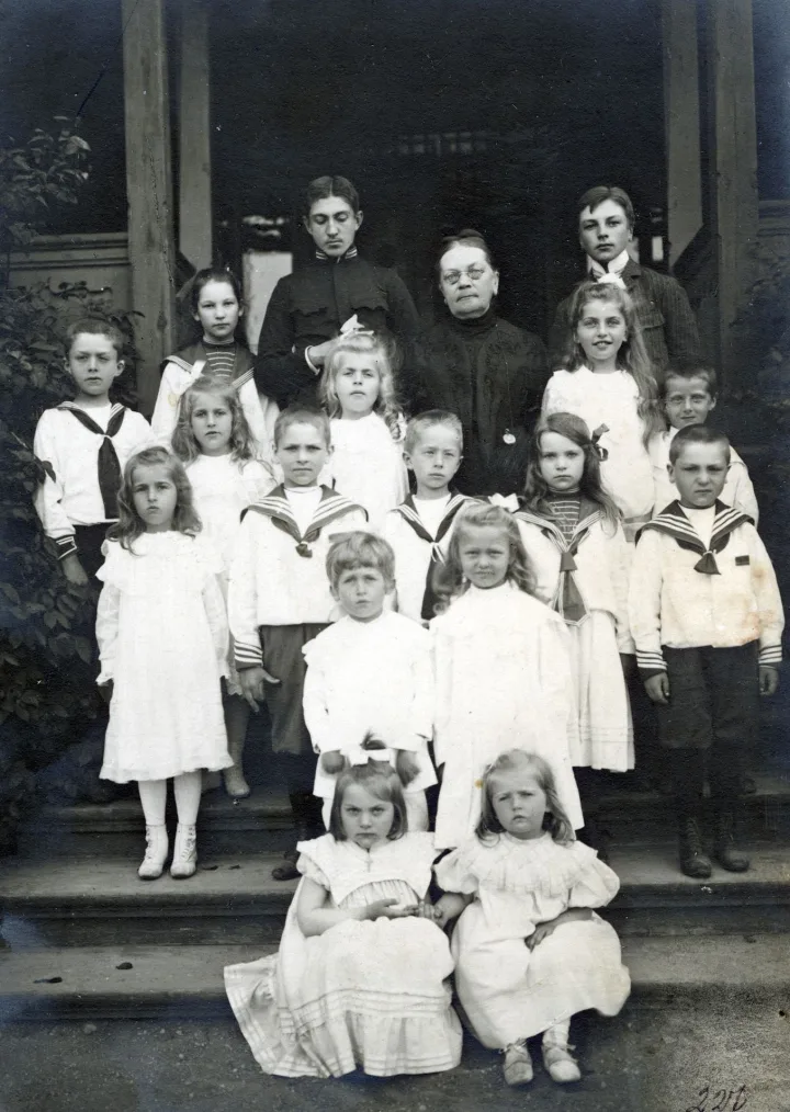 Grafienė Sofija Tiškevičienė su vaikaičiais – sūnų Aleksandro ir Felikso vaikais. Fotografė Paulina Mongirdaitė, XX a. pr.