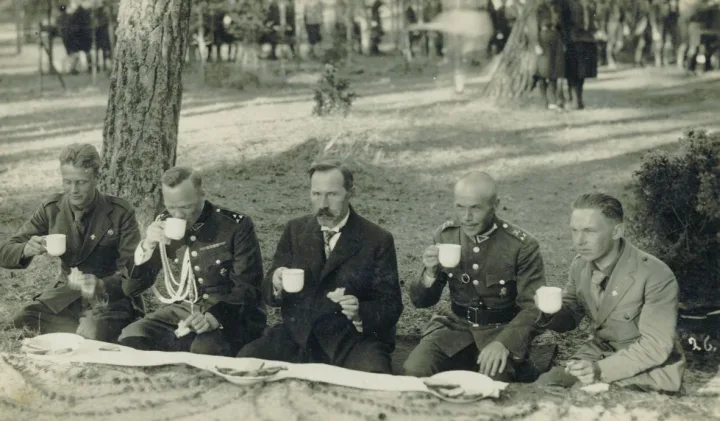 1929 m. skautų stovykla. Arbatą geria prezidentas A. Smetona. Nuotrauka iš S. Žulkaus kolekcijos.