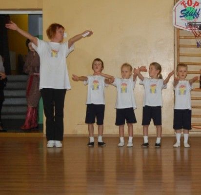 Vaikai sveikos mitybos įgūdžių mokosi ir augindami svogūnus bei pipirmėtes