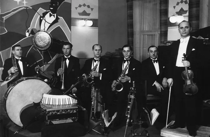 Metropolio orkestras (pirmas iš dešinės stovi orkestro vadovas M. Hofmekleris). XX a. 4 deš. Natty Hofmekler asmeninis archyvas