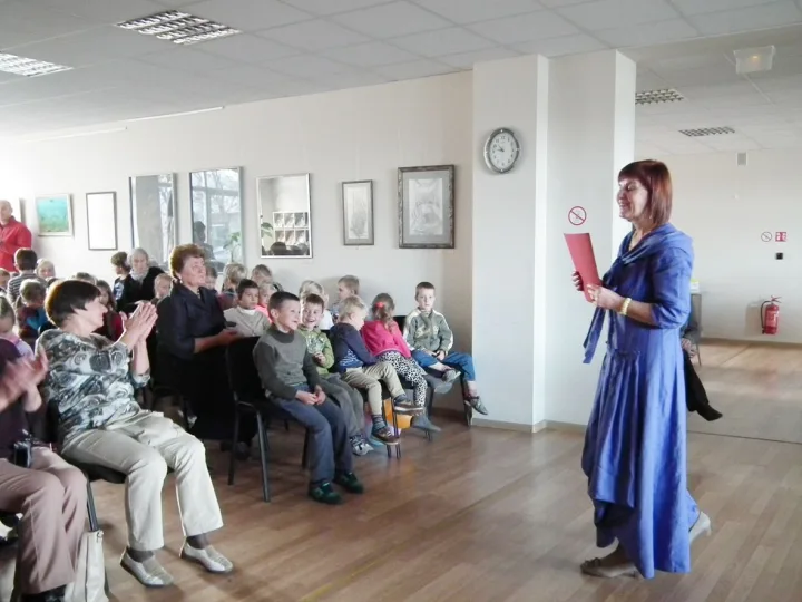 Salėn gausiai susirinko A. Viskontienės eilėraščių skaitytojai bei klausytojai.