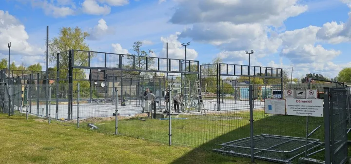 Palangoje statomas naujas sporto aikštynas –bus trys padelio ir dvi piklbolo aikštelės (FOTO GALERIJA)