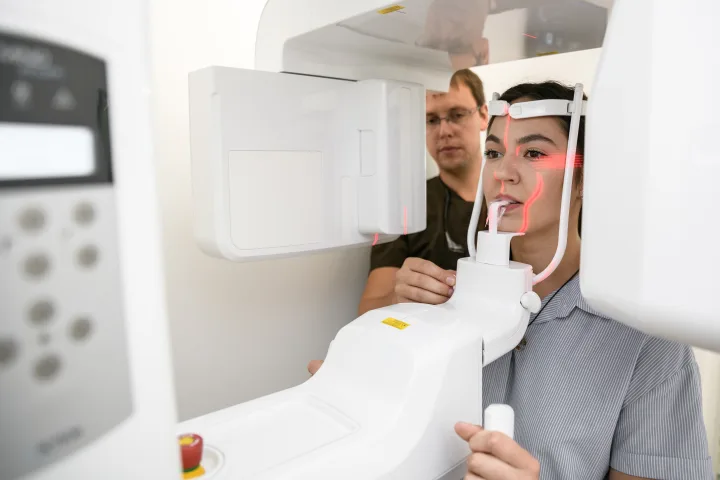 DR Odontologijos klinikos Palangoje steigėjas Regimantas Simuntis: „Naujausi implantai leidžia maksimaliai išnaudoti paciento nuosavą kaulą – net jeigu jis plonas“ – nuotrauka 1