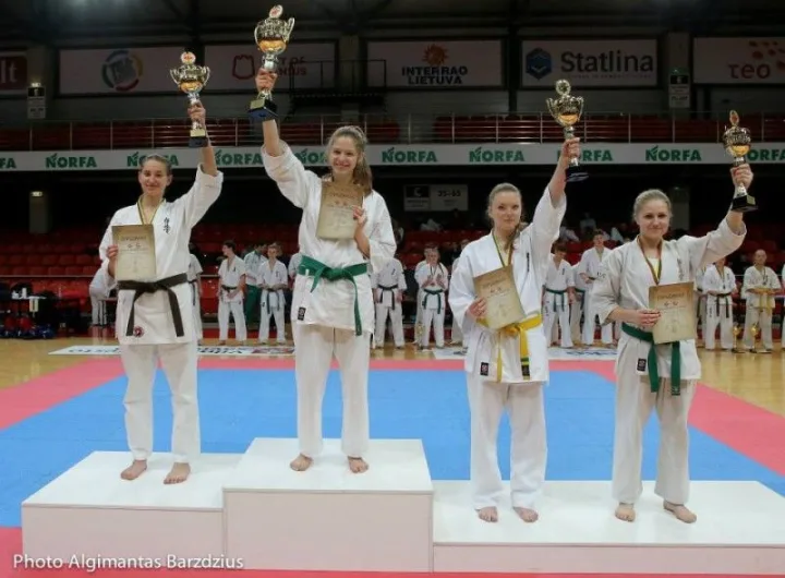 Akvilė Laučytė antra iš dešnės