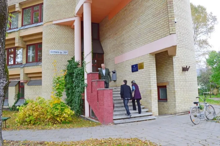 Palangos miesto atstovaujamojoje valdžioje – Taryboje - 21 politikas, vykdančiojoje, Savivaldybės administracijoje, per 100 tarnautojų.