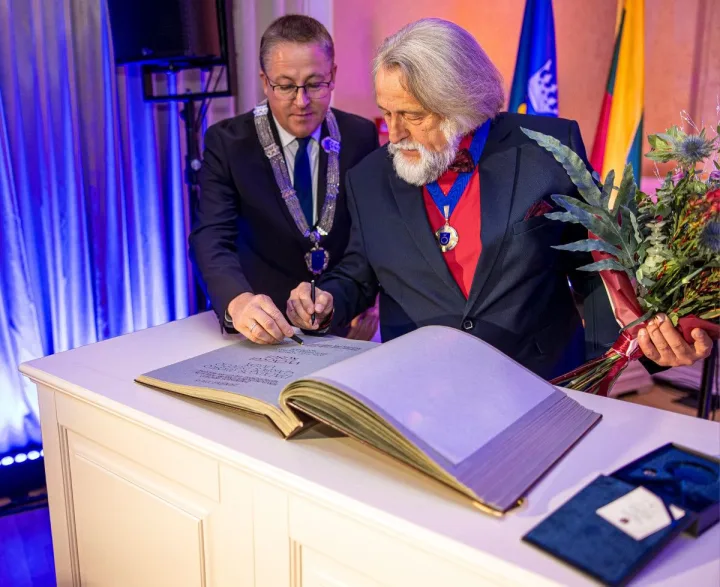 Palanga Mayor Sarunas Vaitkus (on the left) with artist Vytautas Kusas, Palanga's new Honorary Citizen (Photo by Aldas Kazlauskas)