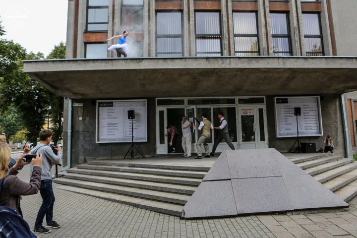 Istorinis senojo Muzikinio teatro pastato laiptų akmuo panaudotas gaminant  skulptūrines miniatiūras. KVMT nuotr.