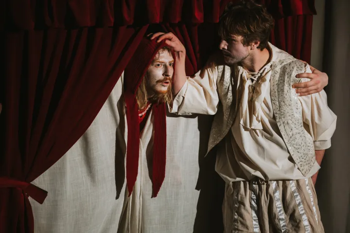 „Taško“ teatras Palangoje pristato netikėtą V. Šekspyro traktuotę – komediją „Romeo ir Džuljeta“: tikroji tragedija yra ne mirti dėl meilės, o jos visai nepatirti – nuotrauka 6