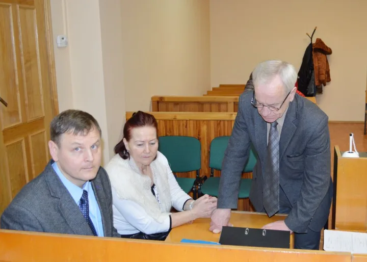 V. Korsakas, V. Bertašienė ir K. Skierus rengiasi teismo posėdžiui.