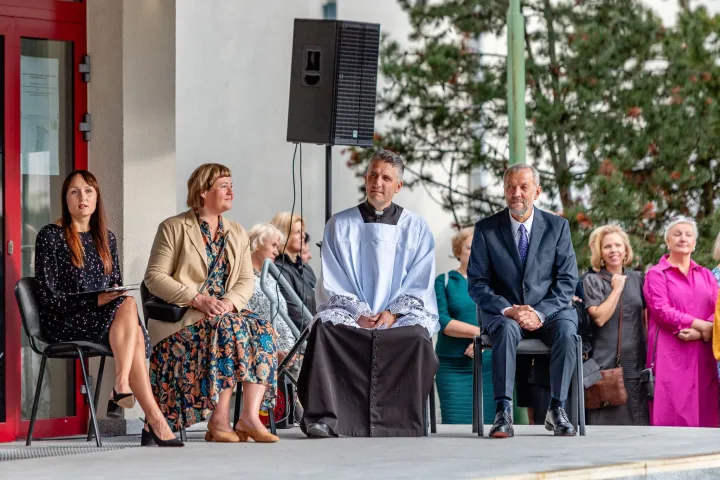 Gimnazijos administracija – pavaduotojos ugdymui Sandra Žutautienė ir Jolita Vaičiulienė, direktorius Leonas Šidlauskas – su klebonu Kęstučiu Balčiūnu. R. Kucevičiūtės nuotr.